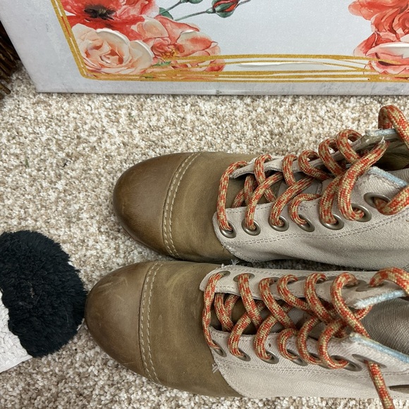 Sorel Tan and Cream Leather Boots - Picture 3 of 8